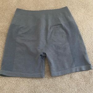 Alphalete AMPLIFY SHORT in Titanium size Medium